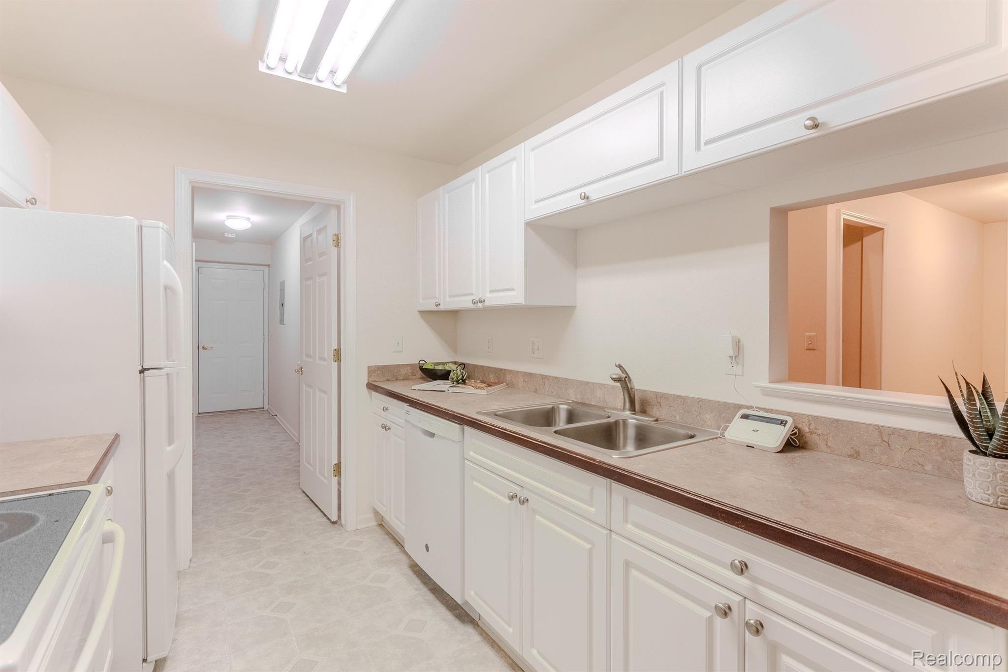 3563 Oakmonte Boulevard Rochester, MI 48306 - Photo 18 of 41 Gallery Image 18