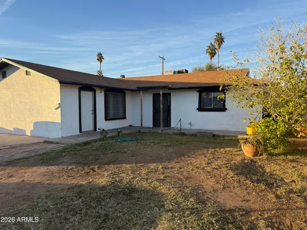 a view of a house with a backyard