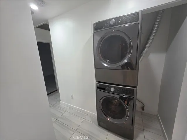 a close up view of a washer and dryer