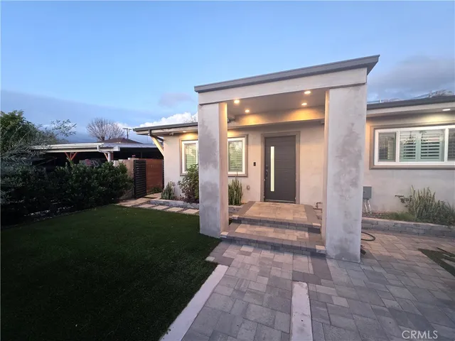 a view of a house with backyard and garden