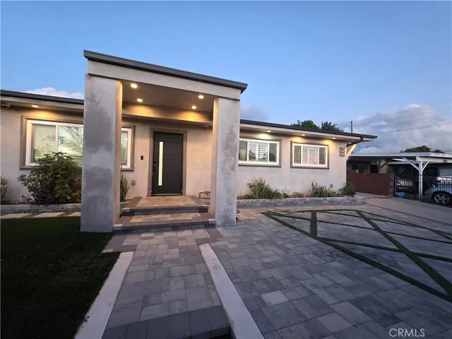 a view of a house with backyard and garden