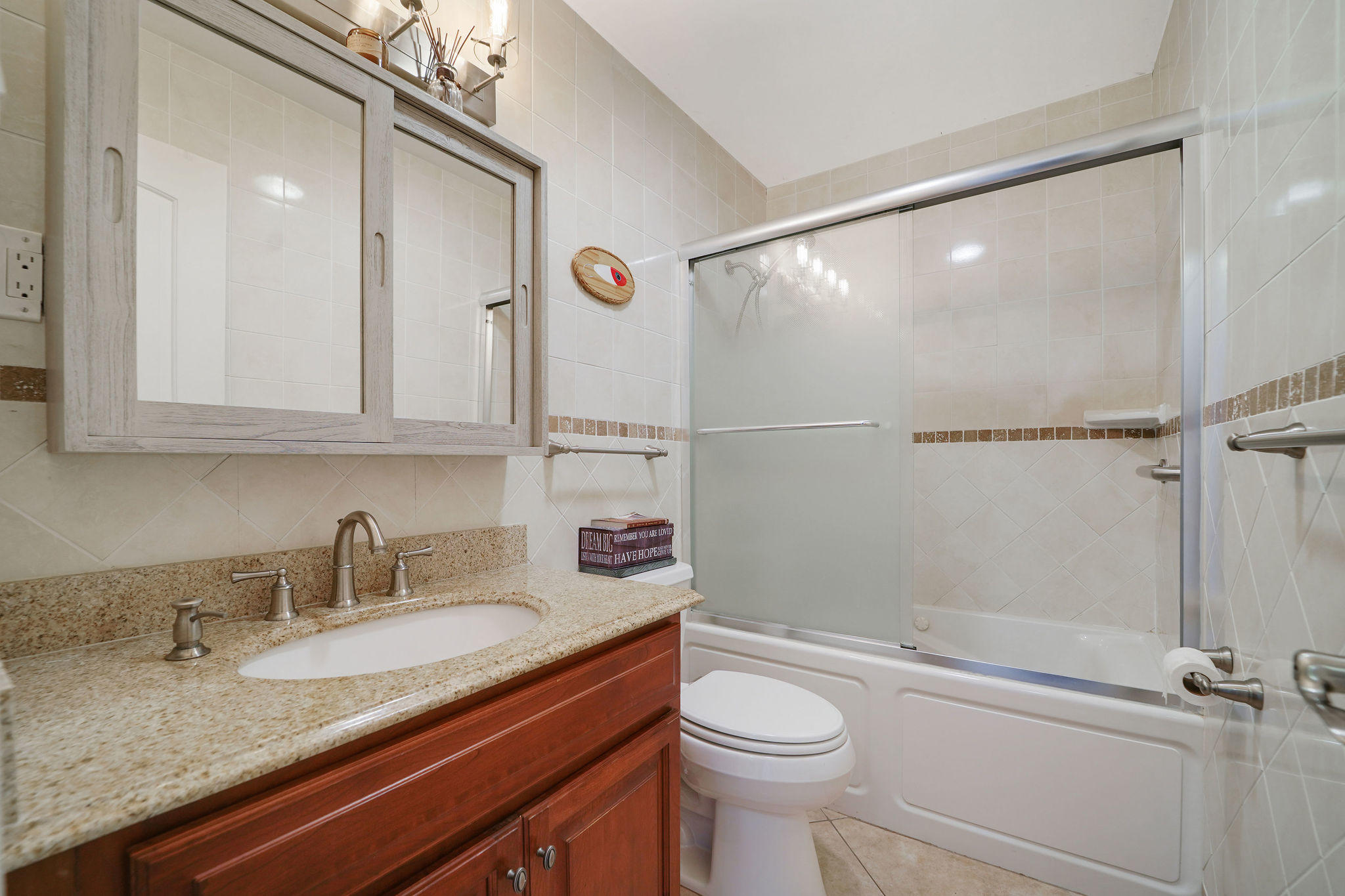 576 Sombrero Beach Road Marathon, FL 33050 - Photo 27 of 69 2nd Bathroom