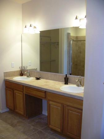 309 Ray Road Sunnyside, WA 98944 - Photo 13 of 19 master vanity