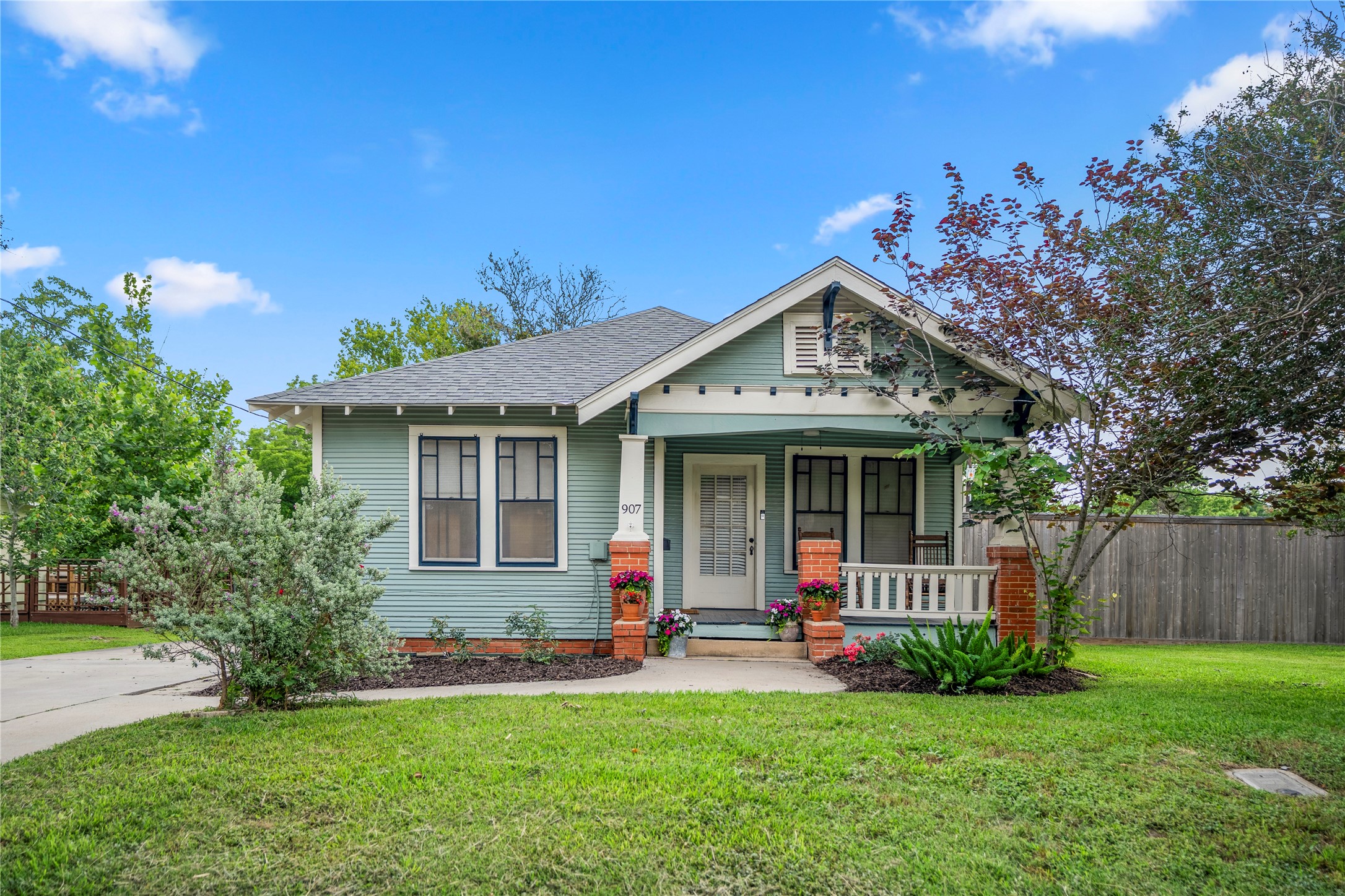 907 Clinton Street Brenham, TX 77833 - Photo 2 of 34