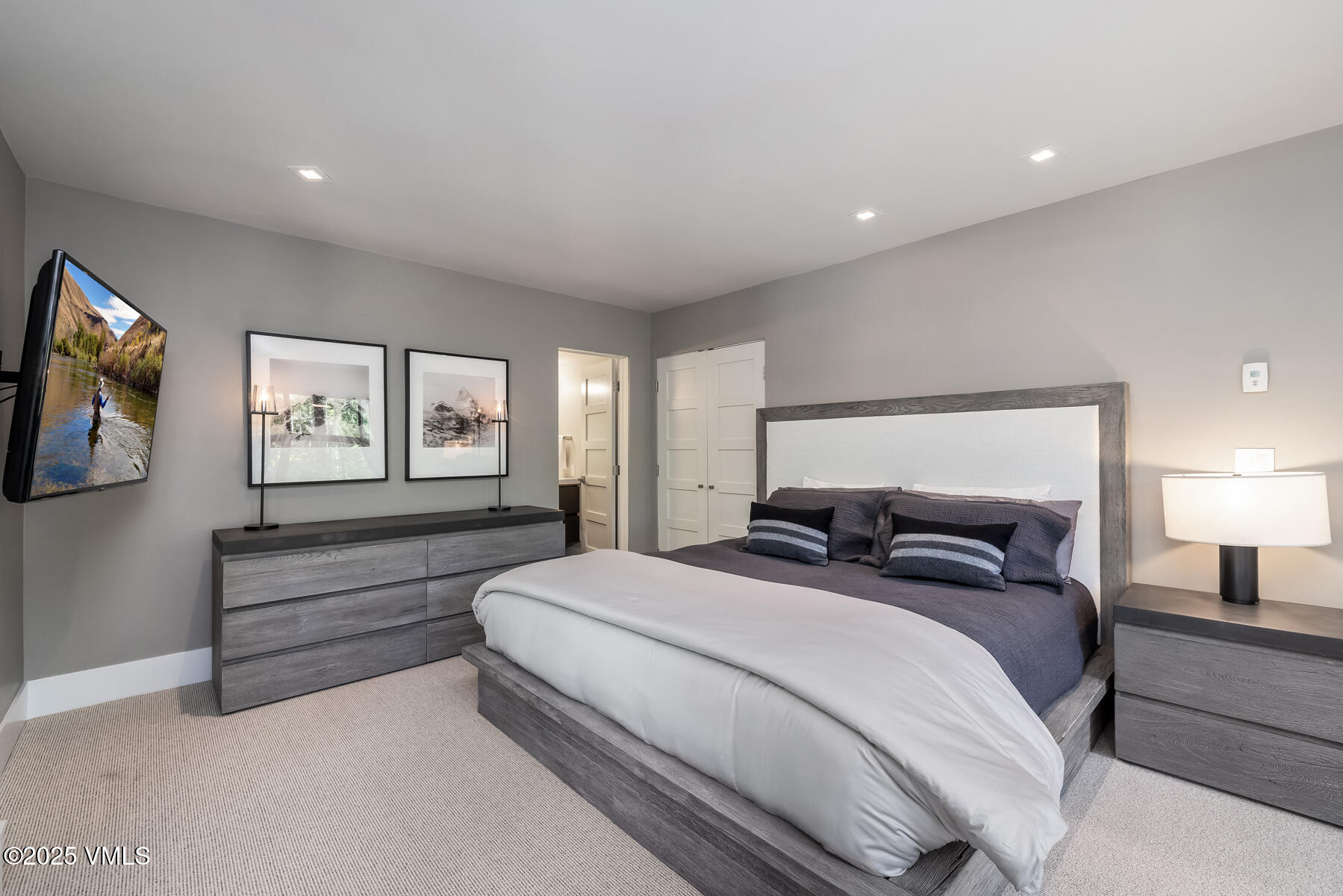 327 Rockledge Road, Unit W Vail, CO 81657 - Photo 18 of 31 a bedroom with a bed and a tv