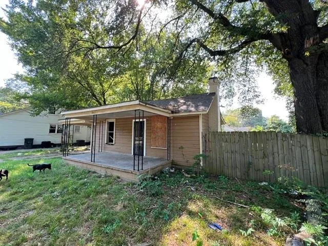 a view of a back yard