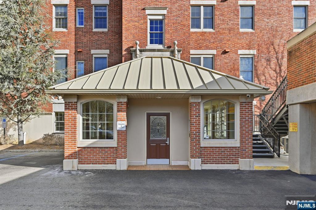 2301 Rio Vista Drive Mahwah, NJ 07430 - Photo 3 of 42