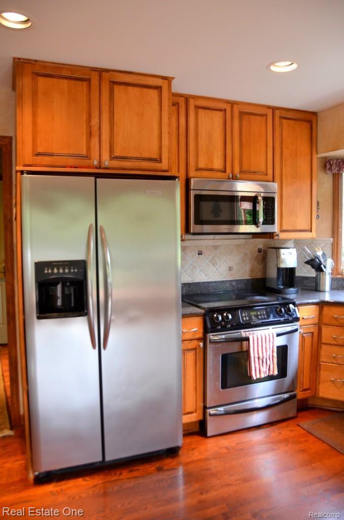 8032 Woodview Road Clarkston, MI 48348 - Photo 19 of 54 KITCHEN