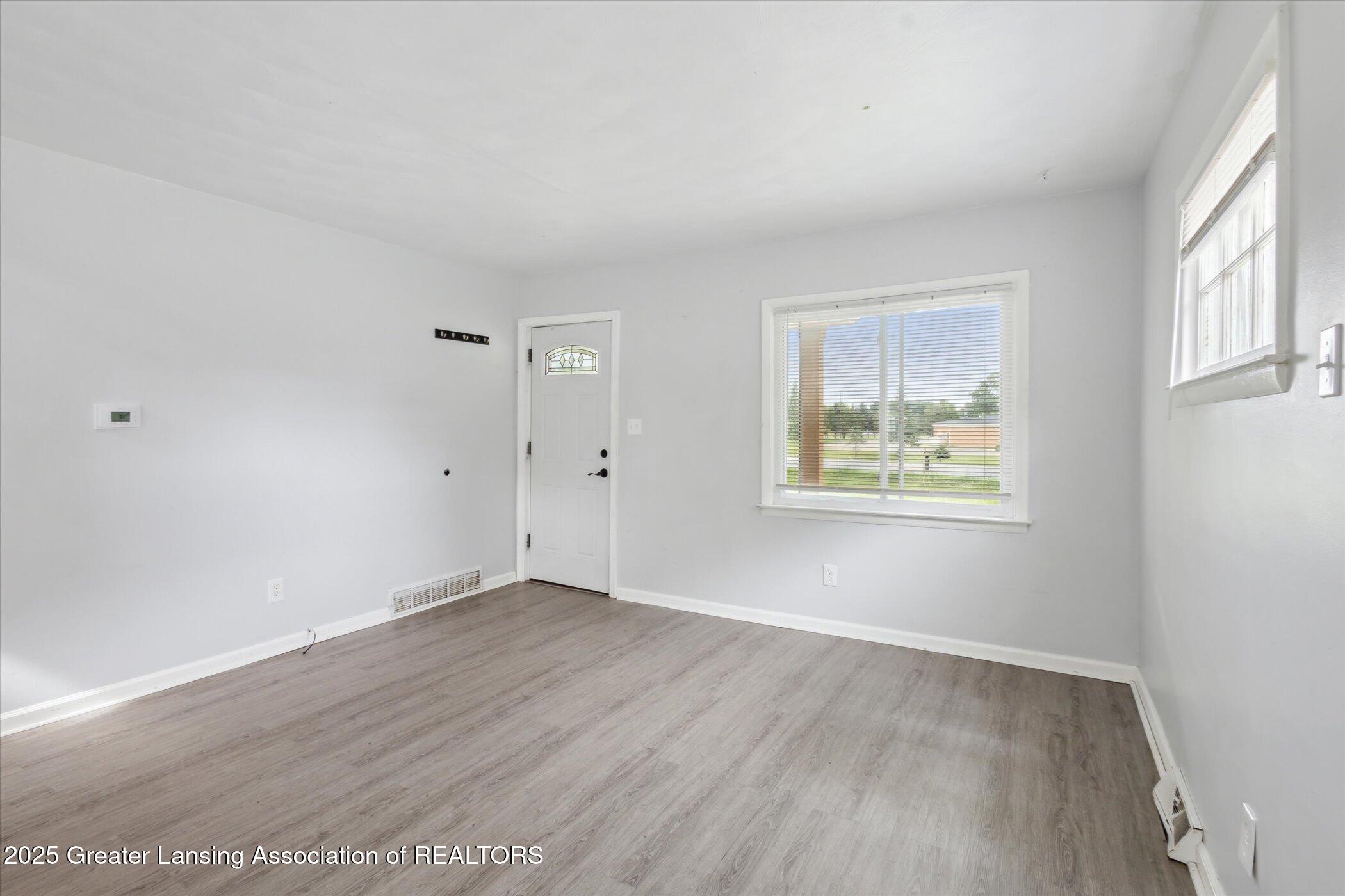 6050 South Waverly Road Lansing, MI 48911 - Photo 5 of 40 08-6050-S-Waverly-Rd-Lansing-MI-48911-Wi