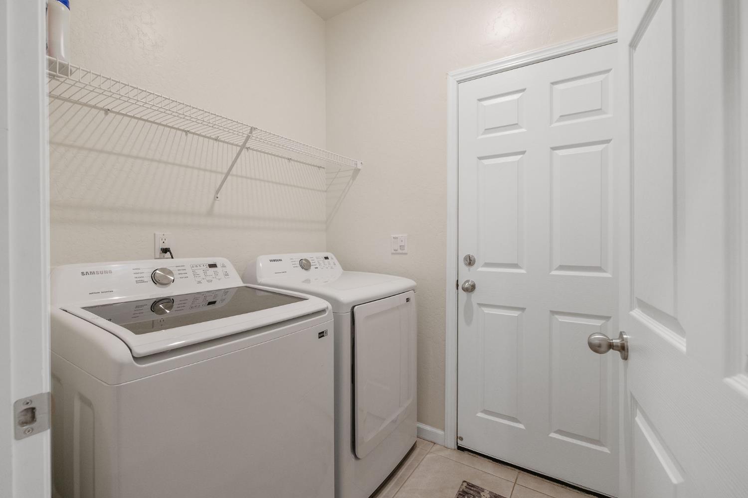 535 Sandtrap Lane Lemoore, CA 93245 - Photo 19 of 36 a utility room with dryer and washer