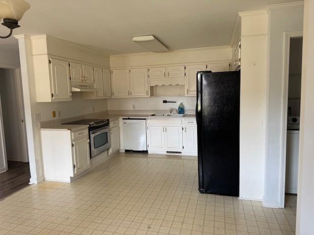 539 Faulkner Street Cleveland, GA 30528 - Photo 18 of 25 a kitchen with stainless steel appliances a refrigerator sink and cabinets