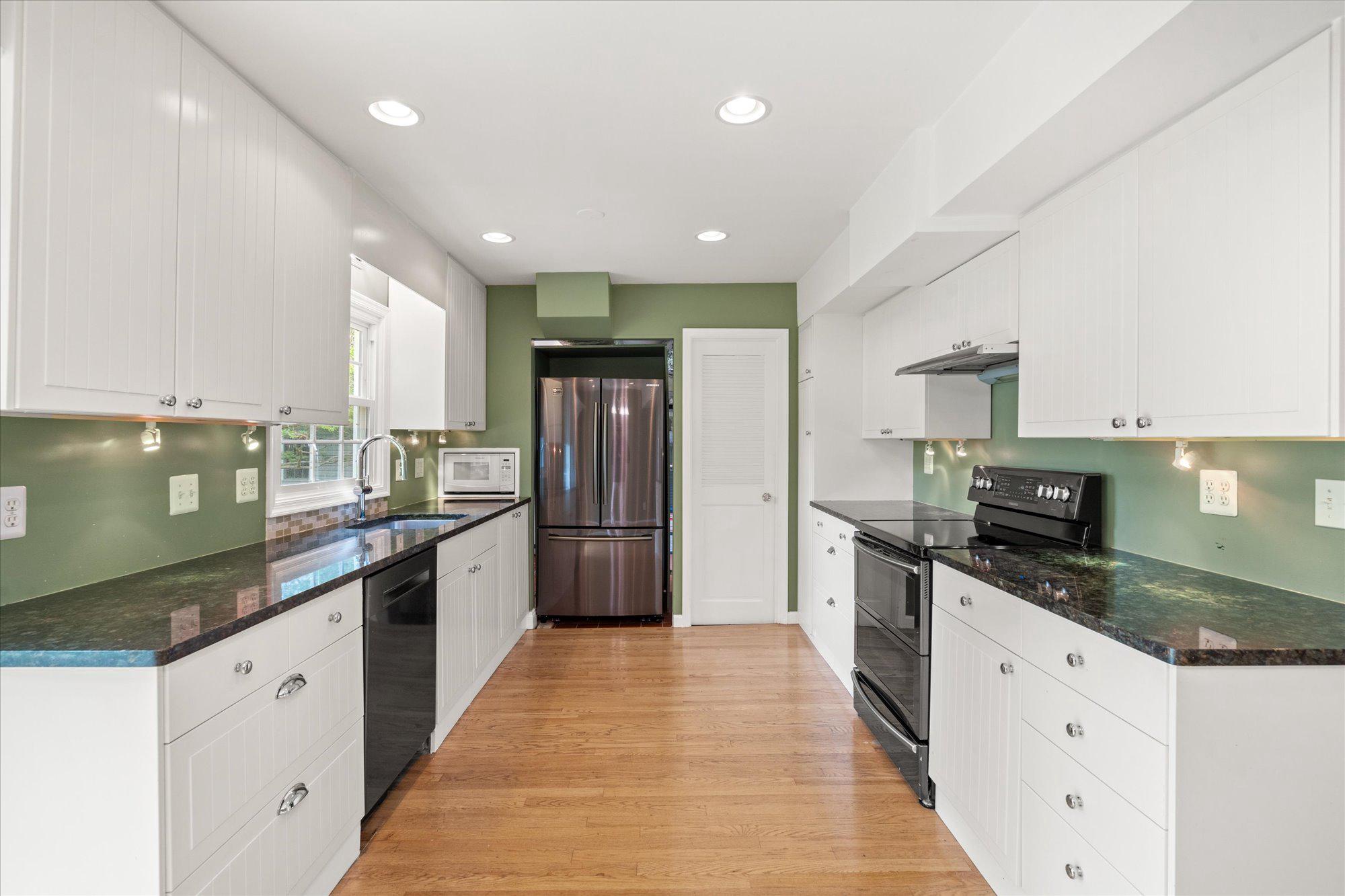 5406 Dunsmore Road Alexandria, VA 22315 - Photo 10 of 31 Modern kitchen with complementary appliances.