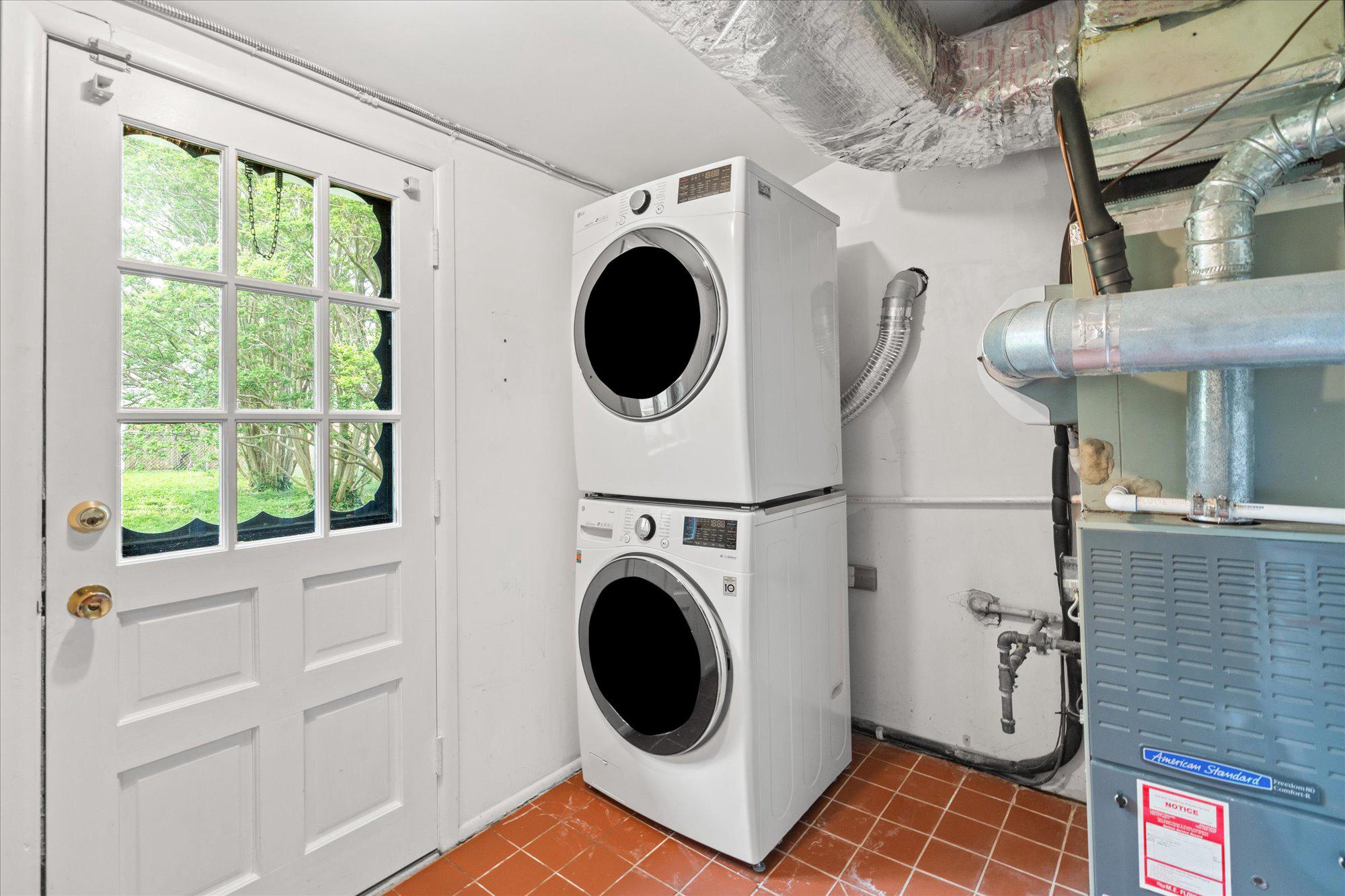 5406 Dunsmore Road Alexandria, VA 22315 - Photo 18 of 31 Bright outdoor view from utility rm laundry nook.