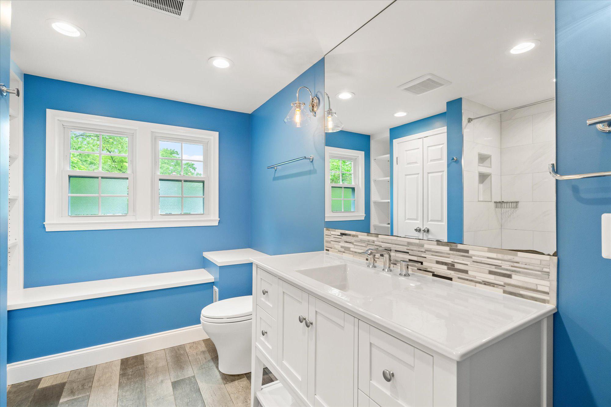 5406 Dunsmore Road Alexandria, VA 22315 - Photo 22 of 31 Very large and updated upstairs full bath.