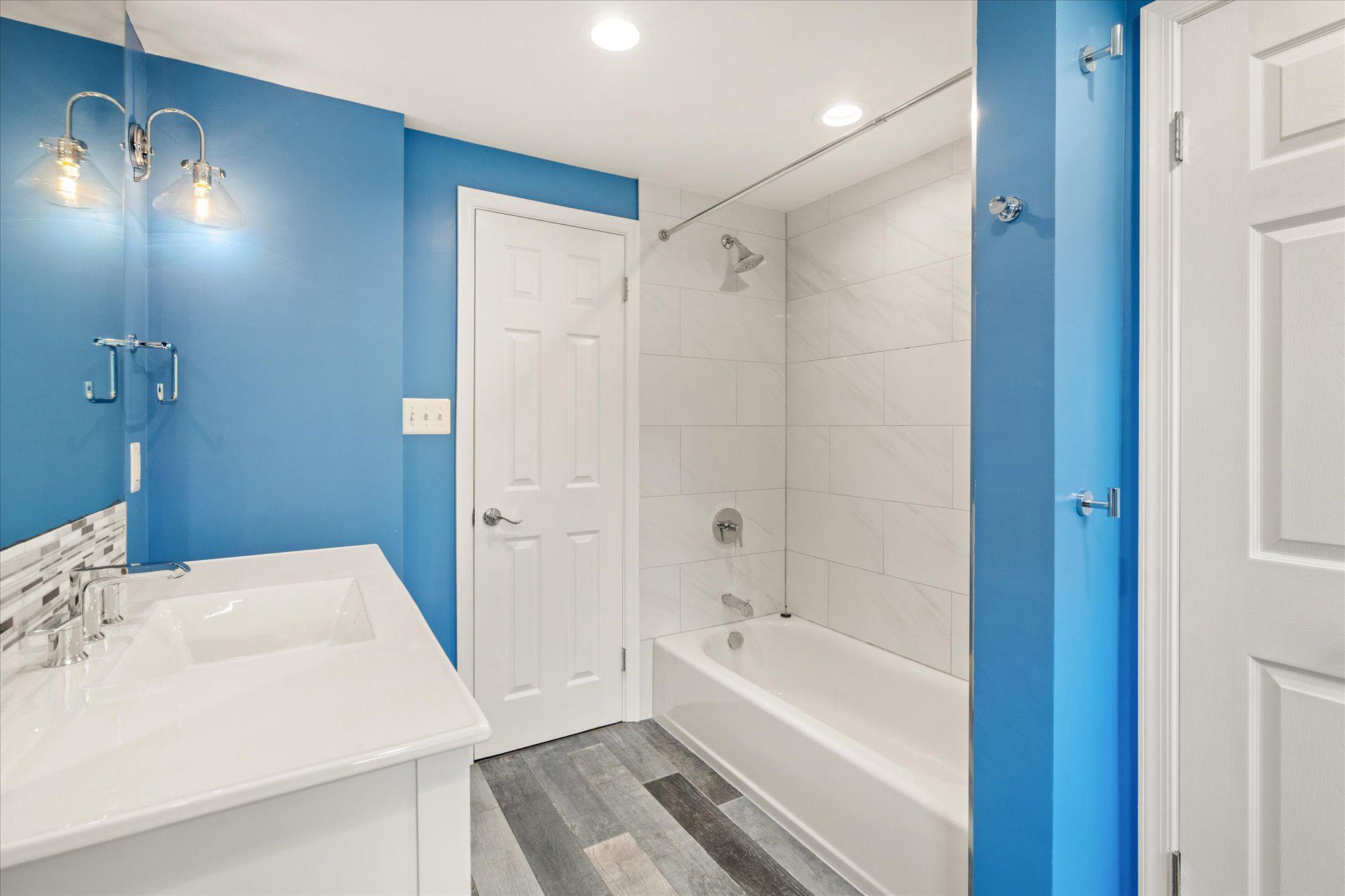 5406 Dunsmore Road Alexandria, VA 22315 - Photo 23 of 31 Upstairs Full Bath.