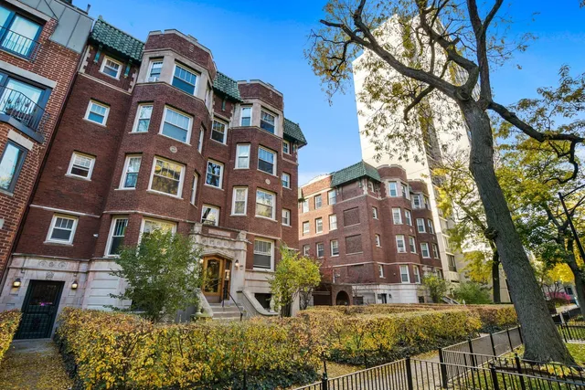 $1,950 | 2748 North Hampden Court, Unit 1EE, Chicago, IL 60614