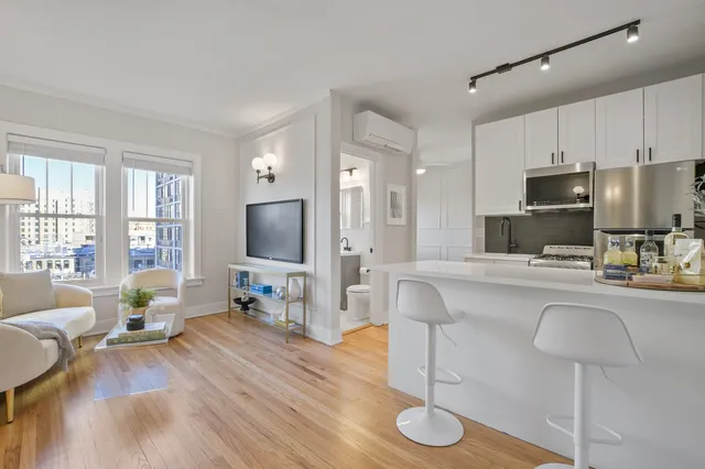 $1,950 | 2748 North Hampden Court, Unit 1EE, Chicago, IL 60614