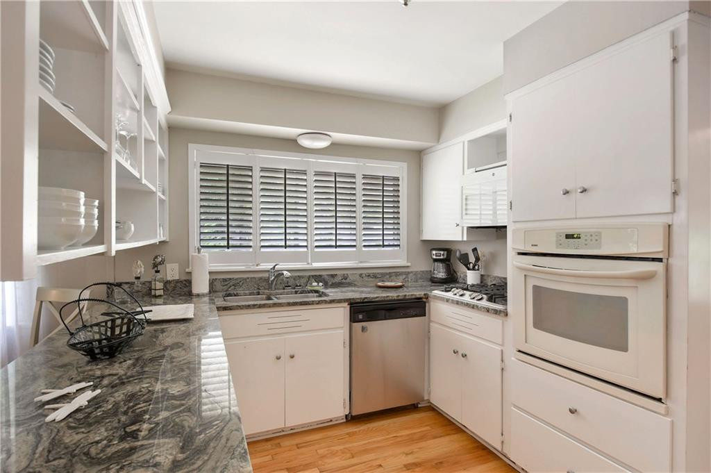 106 Dodge Road St. Simons Island, GA 31522 - Photo 7 of 24 Kicthen