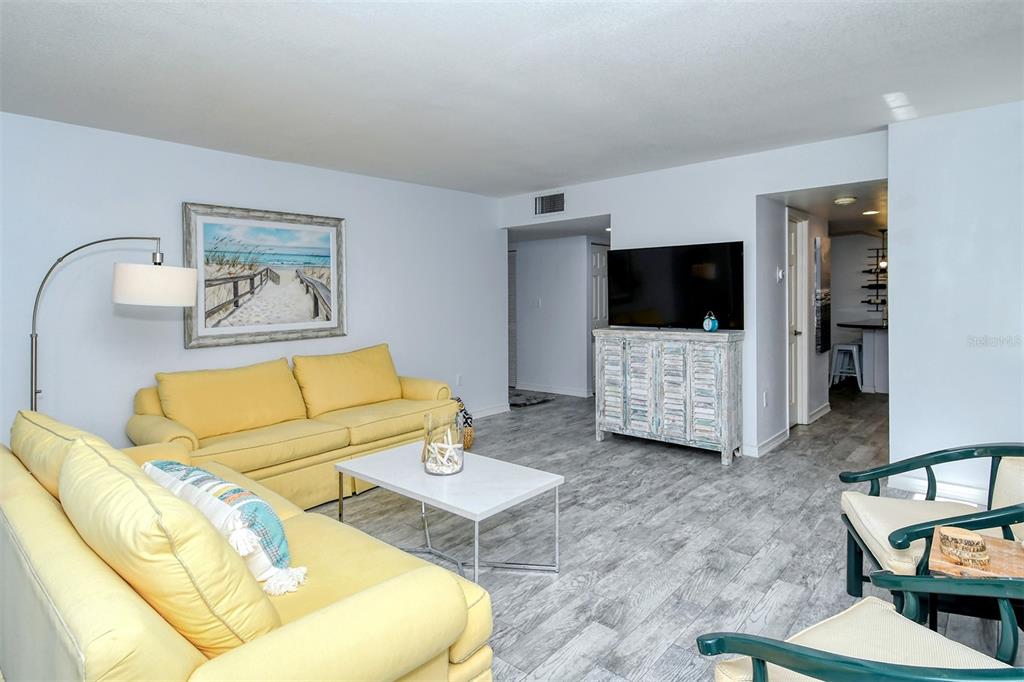 450 Beach Road, Unit 5 Sarasota, FL 34242 - Photo 8 of 59 Living room area and entrance to kitchen and the dining room.