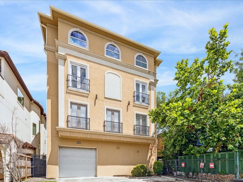 Beautiful stucco, 6 unit apartment building