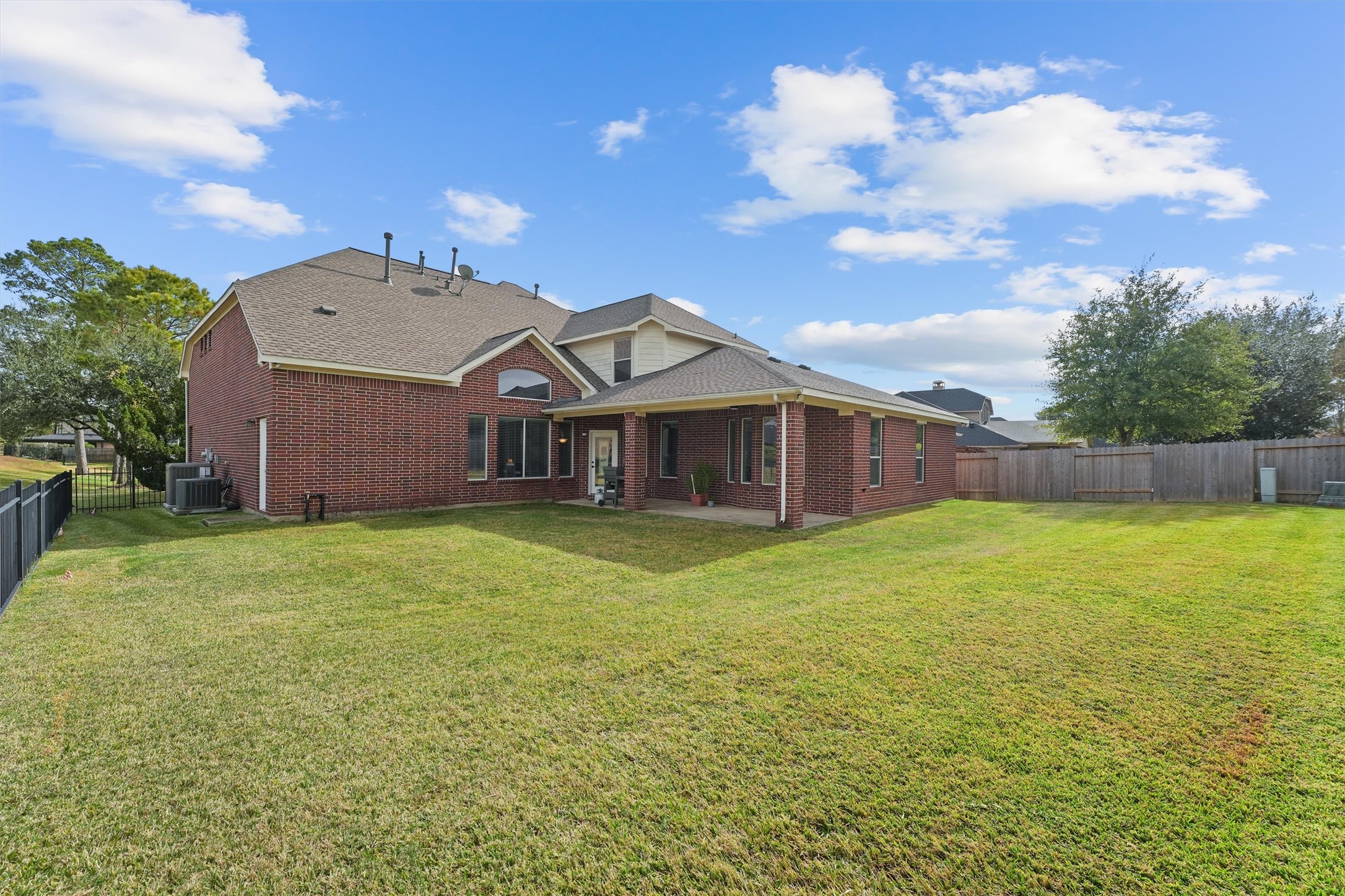 15702 Bellforest Court Houston, TX 77044 - Photo 35 of 38 a front view of a house with garden