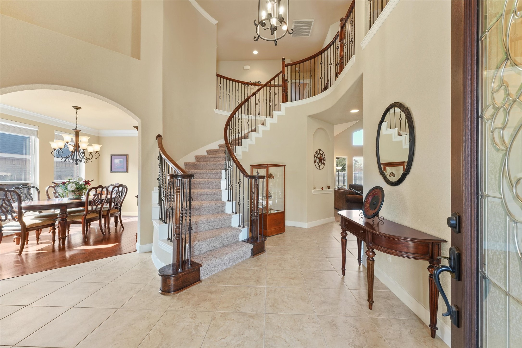 15702 Bellforest Court Houston, TX 77044 - Photo 4 of 38 a view of a livingroom with furniture and a mirror