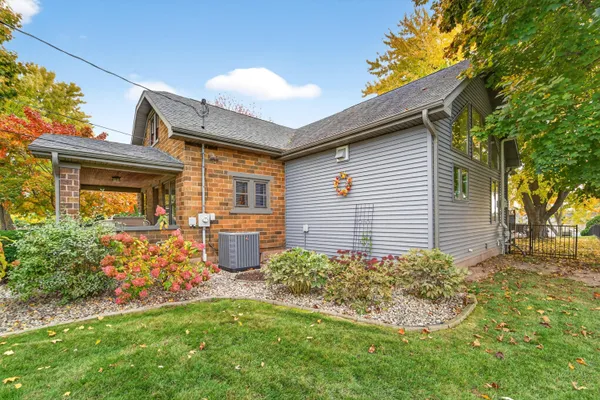 $697,900 | 1881 West Main Street, Little Chute, WI 54911