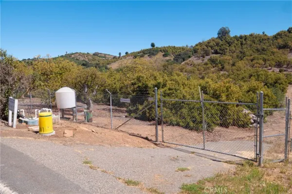 a view of a back yard