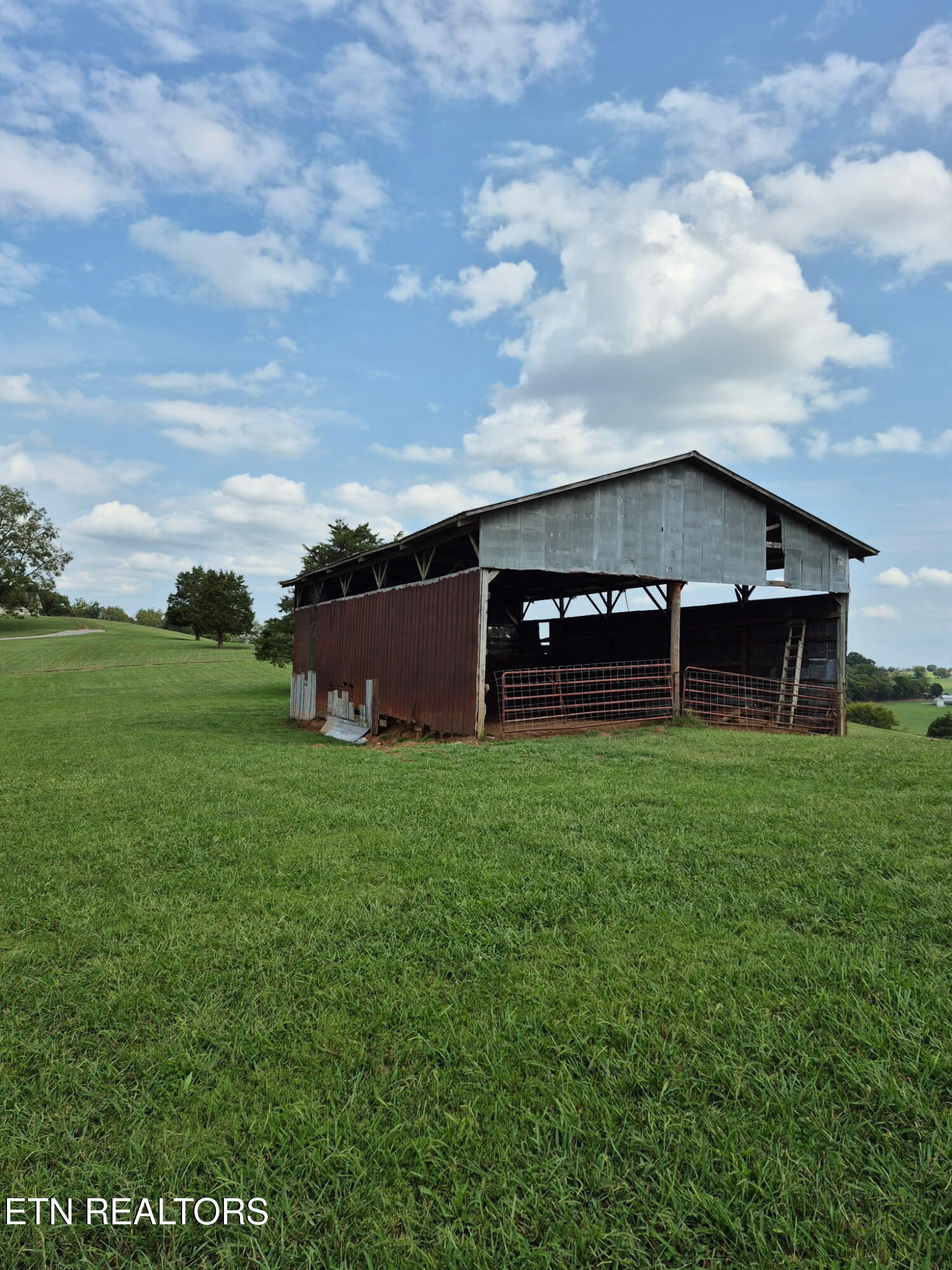 253 Old Christianburg Road Madisonville, TN 37354 - Photo 8 of 32 IMG_20251014_085851 (3)