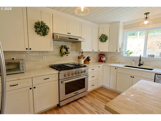 $795,000 | 58894 Old Railroad Grade Road, Coquille, OR 97423