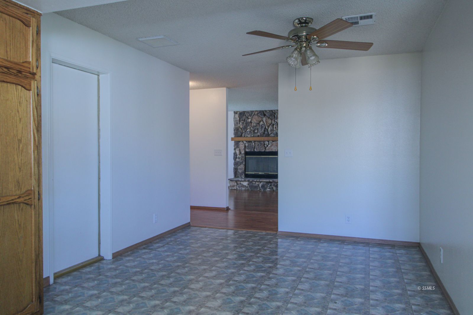 609 South Appaloosa Street Ridgecrest, CA 93555 - Photo 10 of 44 a view of empty room with a ceiling fan and a rug