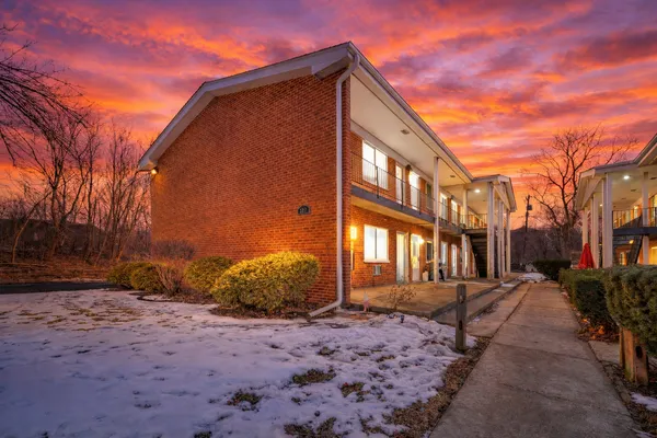 $139,999 | 327 North Princeton Avenue, Unit 9, Villa Park, IL 60181