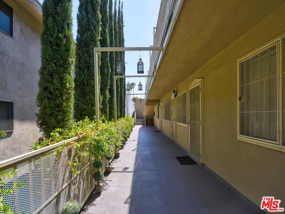 1540 North Fuller Avenue, Unit 4 Los Angeles, CA 90046 - Photo 3 of 8