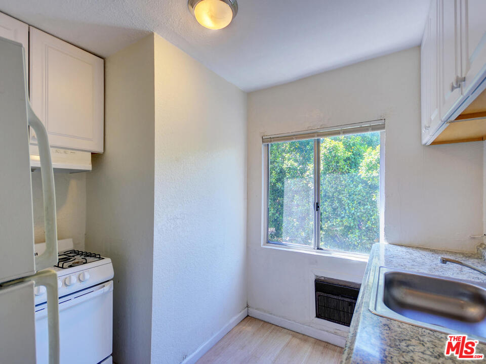 1540 North Fuller Avenue, Unit 4 Los Angeles, CA 90046 - Photo 7 of 8