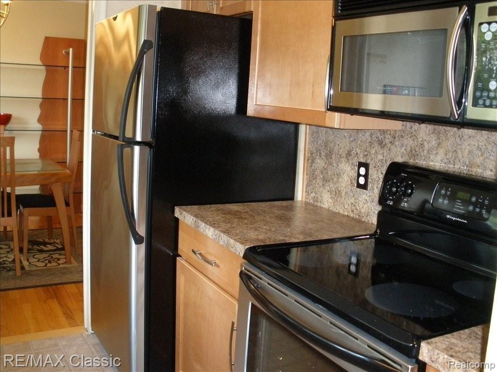 4049 West Maple Road, Unit 102 Bloomfield Hills, MI 48301 - Photo 4 of 10 Stainless Steel Appliances