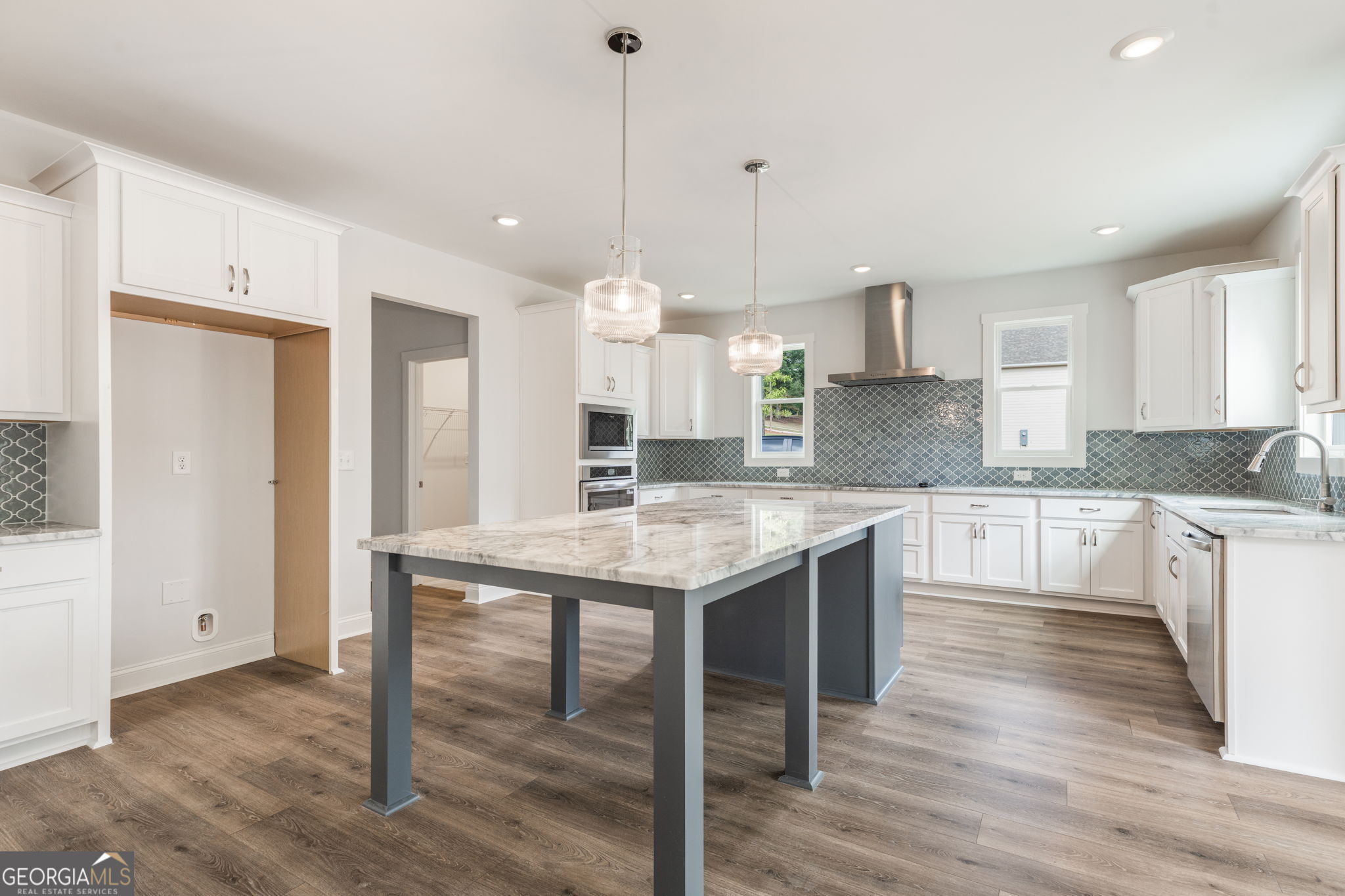102 Mill Race Road Thomaston, GA 30286 - Photo 10 of 57 a kitchen with stainless steel appliances granite countertop a kitchen island hardwood floor sink and stove