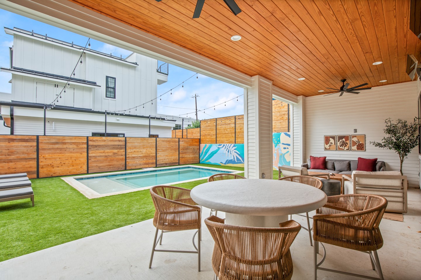 2005 East 8th Street, Unit A Austin, TX 78702 - Photo 35 of 36 a outdoor space with a table and chairs