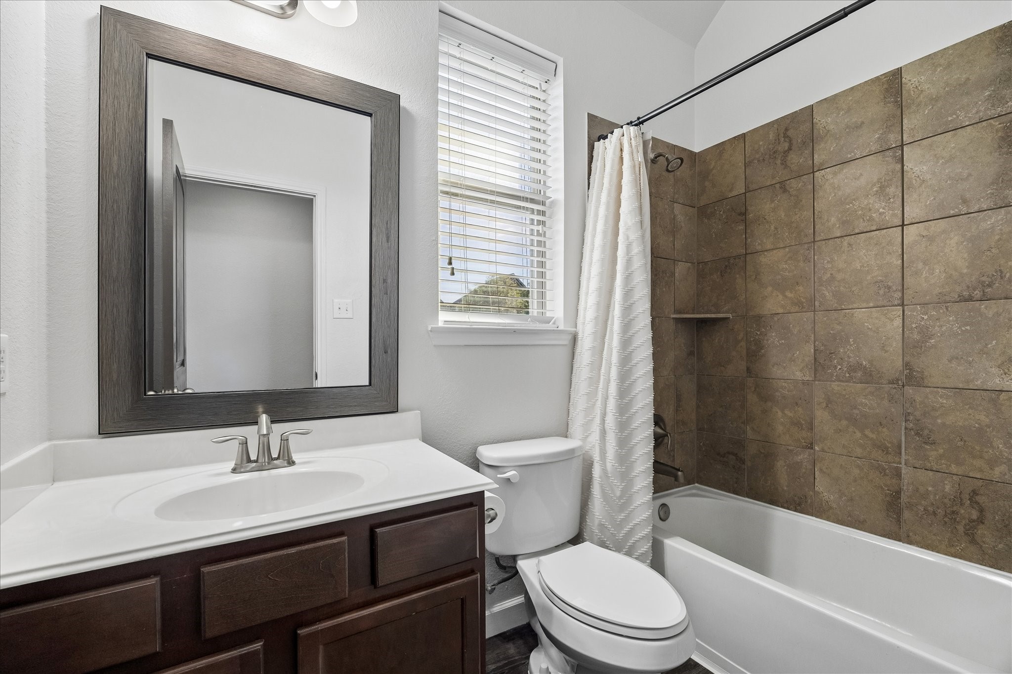 326 Ralston Ranch Court Richmond, TX 77469 - Photo 18 of 28 Secondary bathroom featuring a tub and shower combination with tiled surround, modern fixtures, and a functional vanity.