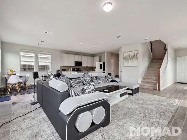 $2,300 | 101 Crescent Street, Georgetown, TX 78626