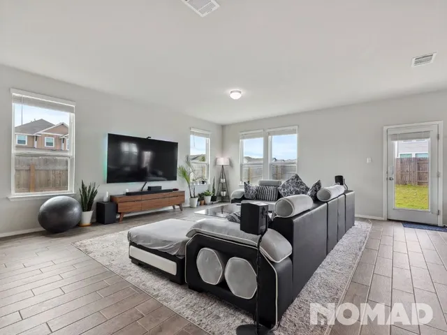 $2,300 | 101 Crescent Street, Georgetown, TX 78626