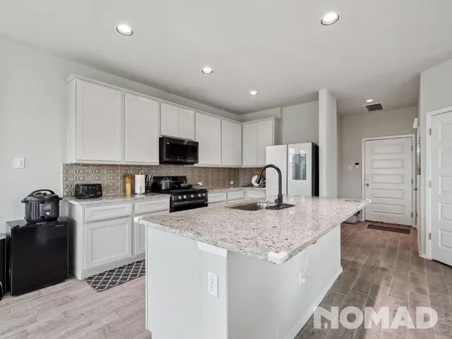 $2,300 | 101 Crescent Street, Georgetown, TX 78626