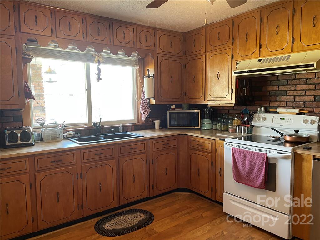 75 Tom Sparks Road Spruce Pine, NC 28777 - Photo 5 of 27 Gallery Image 5