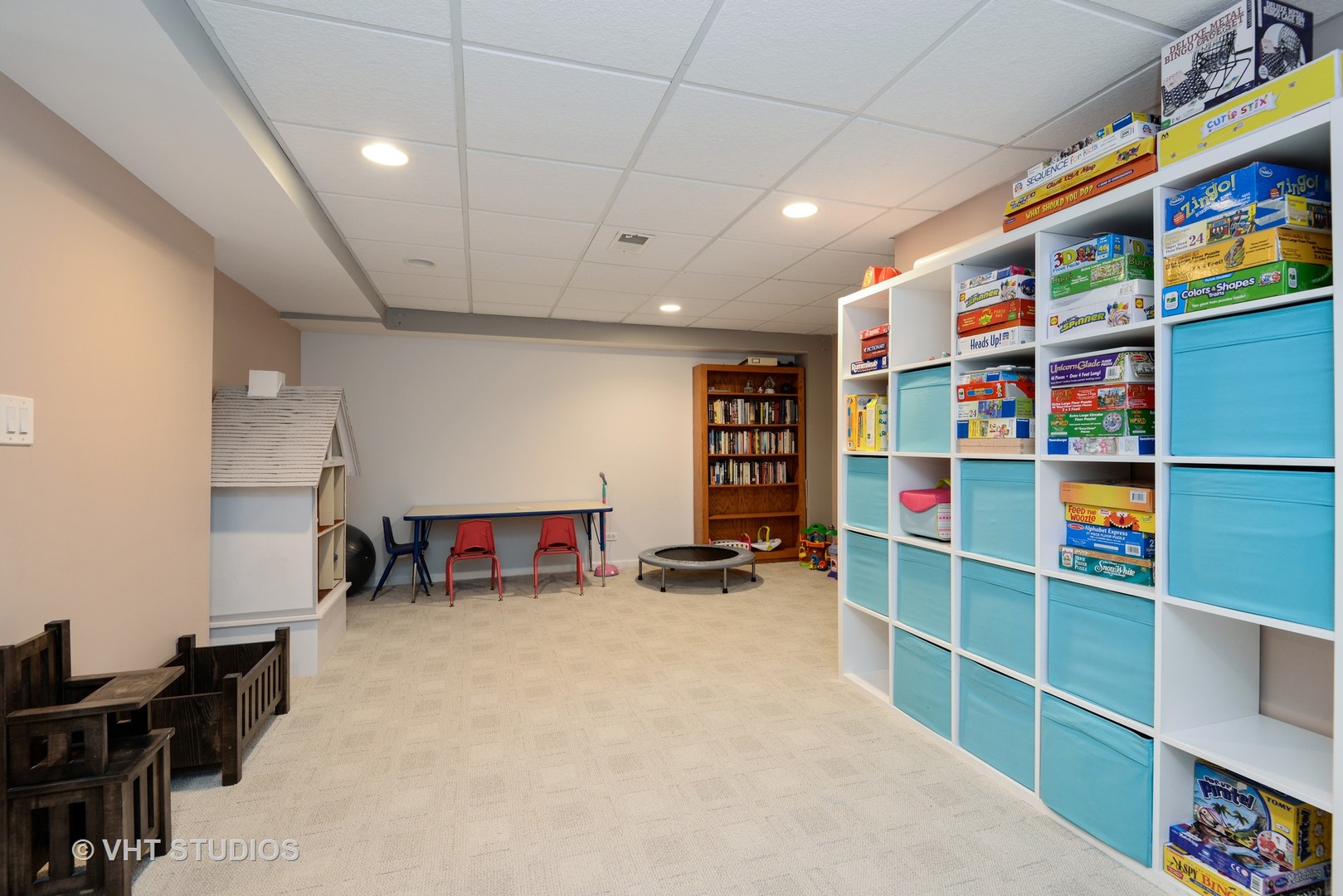 9054 Forestview Road Evanston, IL 60203 - Photo 19 of 24 a room with furniture and a book shelf