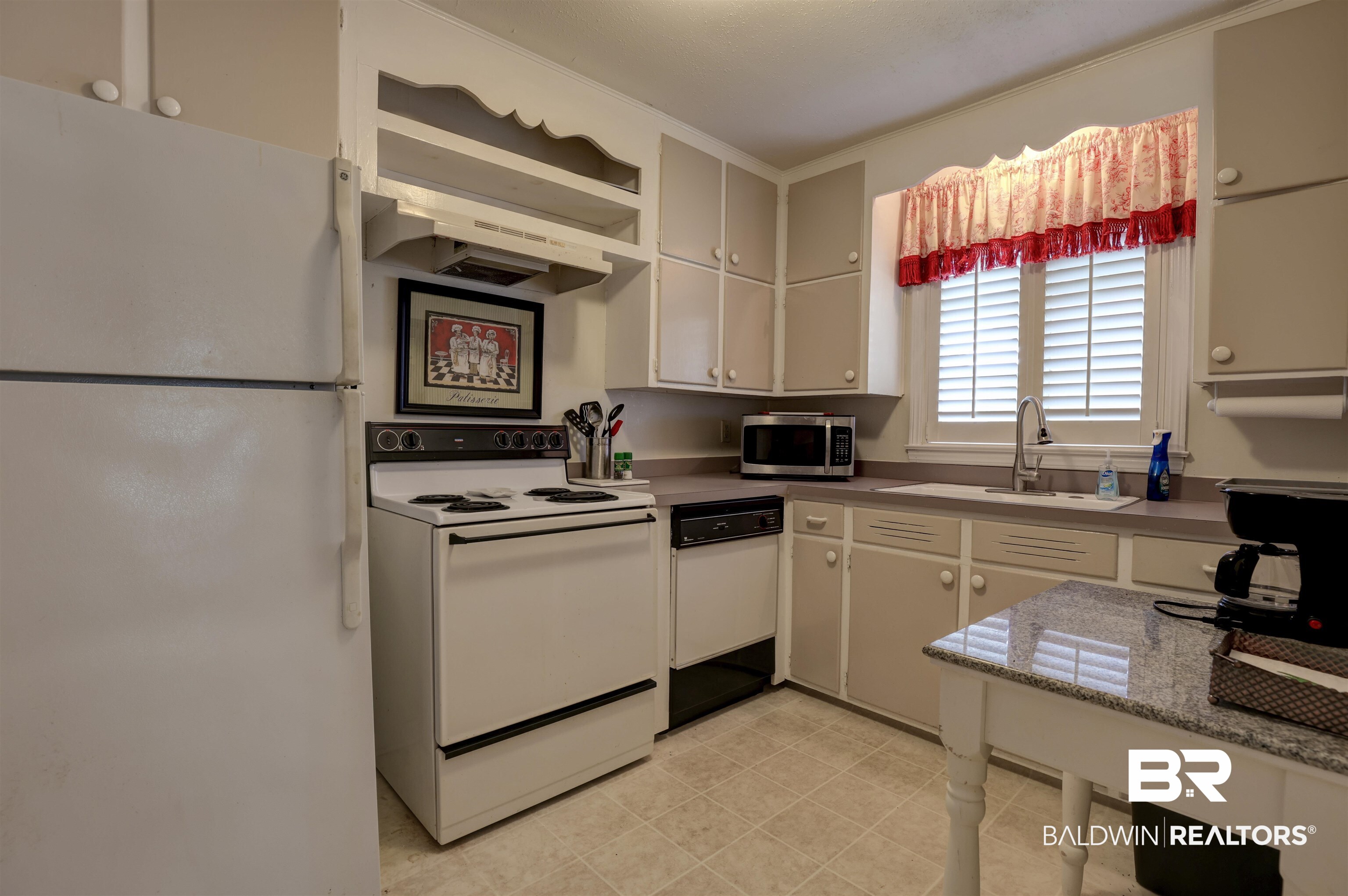 8 White Avenue Fairhope, AL 36532 - Photo 30 of 39 Kitchen in Apartment