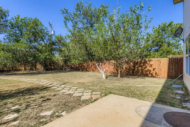 a view of a backyard