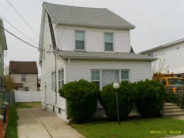 a view of a house with backyard