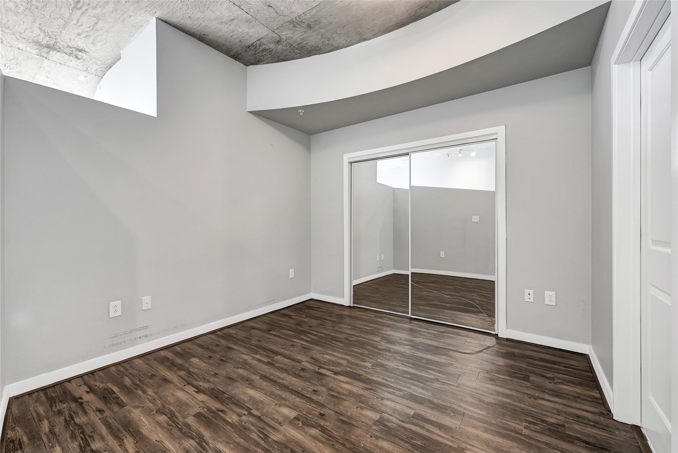5925 Almeda Road, Unit 11306 Houston, TX 77004 - Photo 11 of 32 an empty room with wooden floor and door