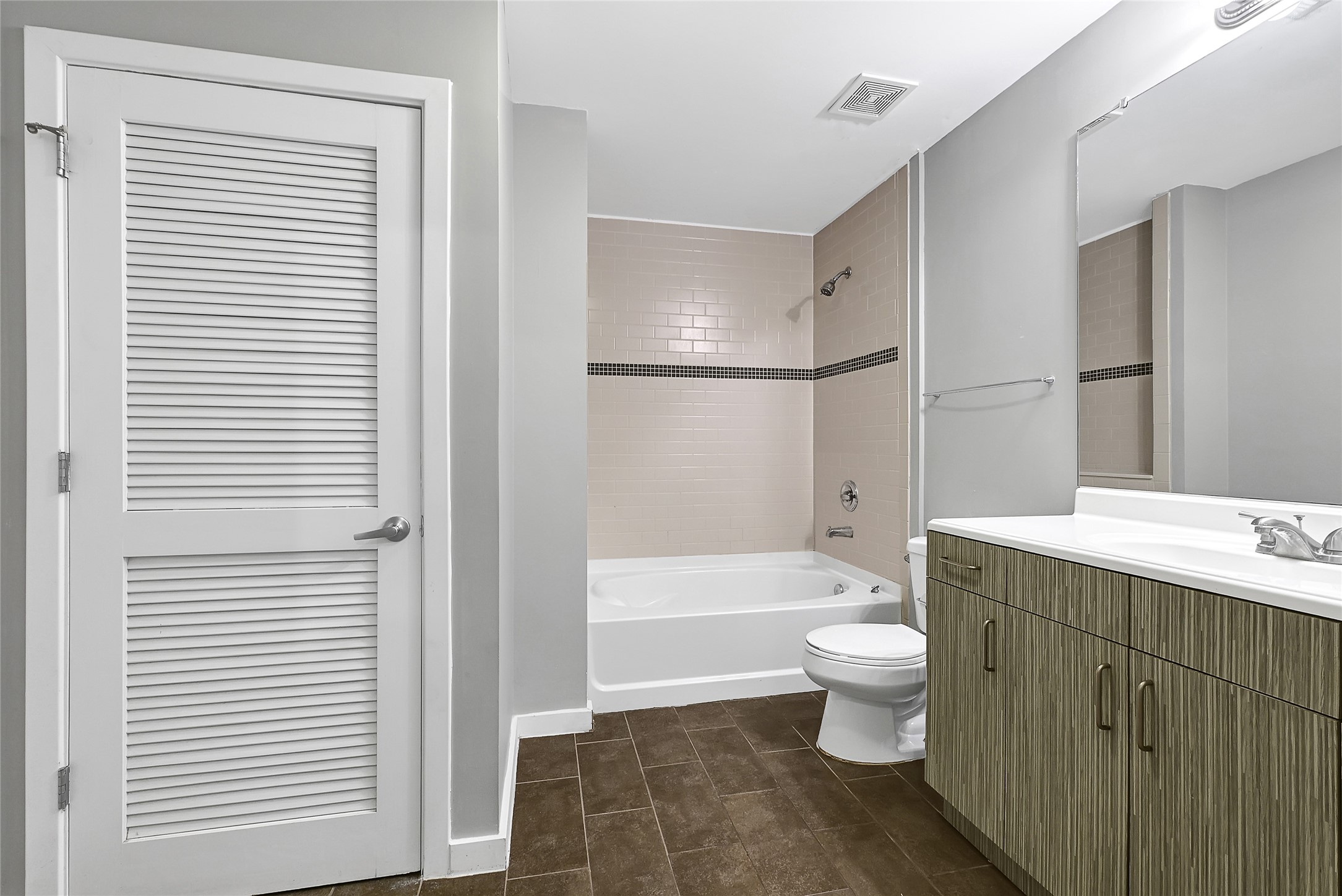 5925 Almeda Road, Unit 11306 Houston, TX 77004 - Photo 32 of 32 a bathroom with a toilet a sink and a bathtub