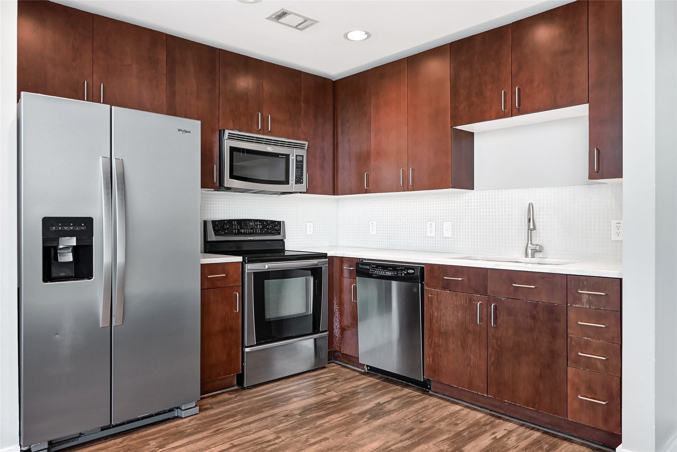 5925 Almeda Road, Unit 11306 Houston, TX 77004 - Photo 10 of 32 a kitchen with stainless steel appliances granite countertop a refrigerator stove and sink