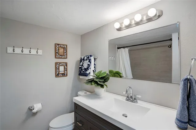 $5,000 | 4705 Hollingsworth Avenue, Unit LOWR, Sarasota, FL 34233